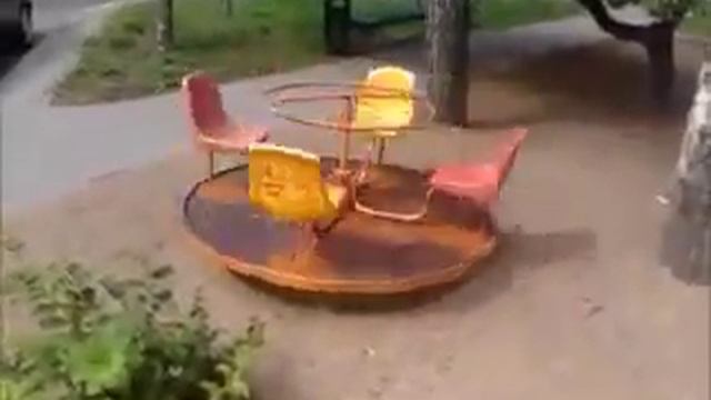 Призрак на детской площадке... смотреть онлайн