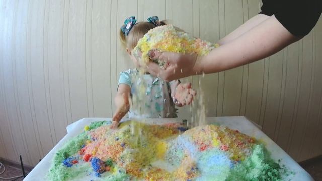Эксперименты с искусственным снегом!Делаем снег и играем! смотреть онлайн
