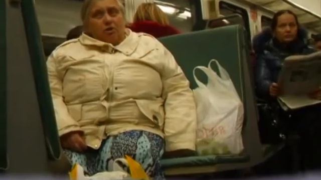 баба в электричке сходит с ума. смотреть онлайн