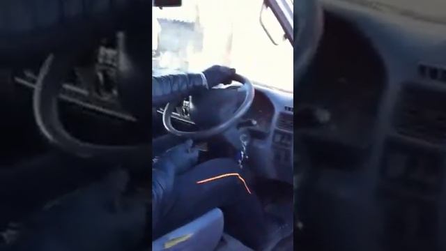 Парень пытается тронутся смотреть онлайн