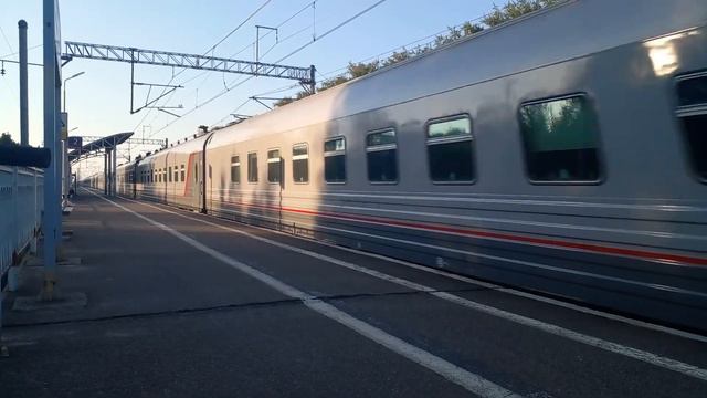 Электровоз ЭП20-017 с пассажирским поездом "ТАВРИЯ" проследовал платформу Трубниково смотреть онлайн