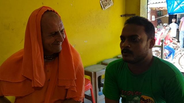 Флаг над храмом Господа Джаганнатхи в Пури развевается против ветра. смотреть онлайн