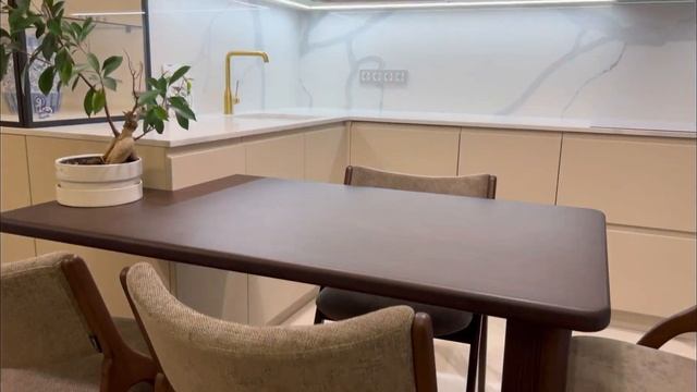 Компактная, но вместительная кухня — это реально! смотреть онлайн