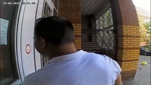 Подозрительный мужчина ходит по квартирам