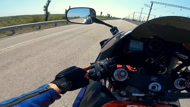 Езда на заднем колесе на СПОРТБАЙКЕ Honda CBR929RR смотреть онлайн