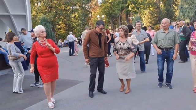 МНЕ ДО ТЕБЯ ПАРУ ШАГОВ ТАНЦЬІ В ПАРКЕ ГОРЬКОГО ХАРЬКОВ 2023 смотреть онлайн