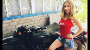 КРАСИВАЯ ДЕВУШКА ЗАВОДИТ ТЯЖЕЛЫЙ СОВЕТСКИЙ МОТОЦИКЛ