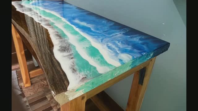 Декоративный столик из эпоксидной смолы.