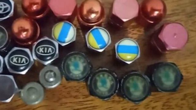 Для чего на машинах сейчас скручивают колпачки с колес? смотреть онлайн