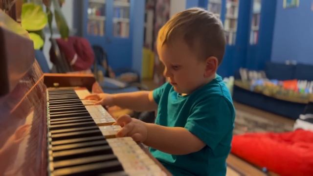 Composing with inspiration - Вдохновенно сочиняет смотреть онлайн