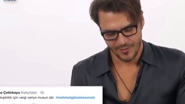 Mehmet Günsür (Мехмет Гюнсюр) - Mala Fama by Danna Paola (+ interview) смотреть онлайн