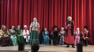 На город спускается вечер.