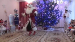 Ой,прикольный Дед Мороз настроенье вам принес!  Веселый танец Деда Мороза. Новый год в детском саду
