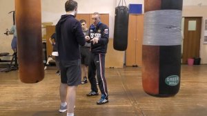 Правый удар через руку с уклоном (свинг или оверхенд)