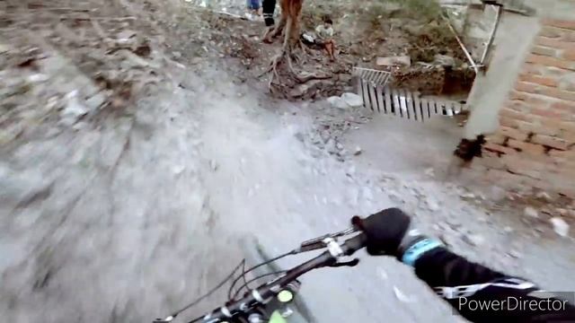 Заезд по Мексиканским улочкам велобайкера смотреть онлайн