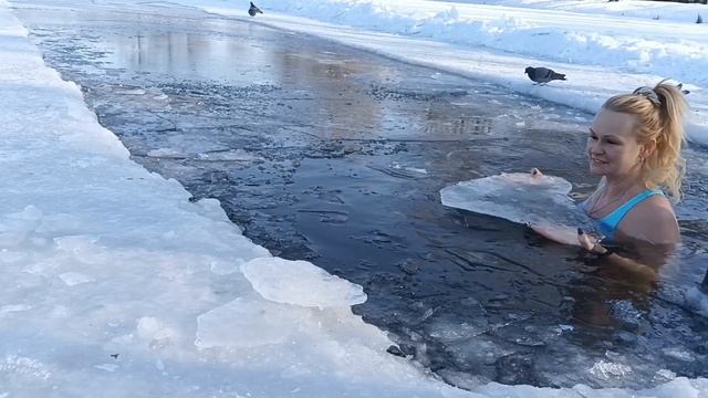 Купание в проруби в ледяной воде. Мороз -15 градусов. #моржевание #закаливаниеводой #winterswimming