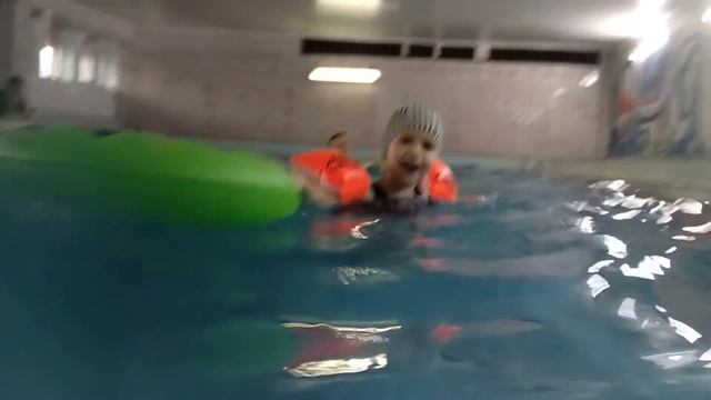 ЛЯГУШКА В БАССЕЙНЕ! Super Vika НЕ ХОЧЕТ нырять VLOG смотреть онлайн