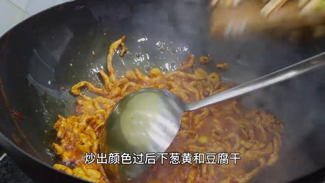四川人喜欢用葱黄炒肉，又鲜又嫩开胃下饭，川渝以外吃不到的味道 смотреть онлайн