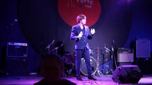 Певец Артем Виноградов в Mezzo Forte Club исполняет 
