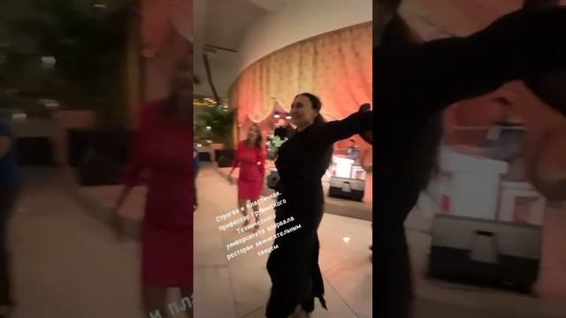 Профессор Грузинского Технического университета взорвала ресторан зажигательным танцем #грузия смотреть онлайн