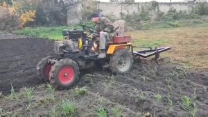 Первая вспашка самодельным двухкорпусный плугом из баллона