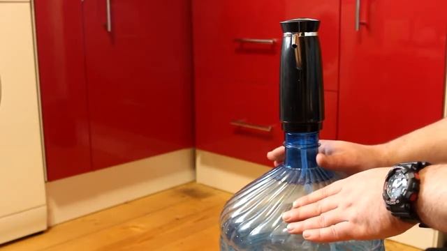 Электро помпа для воды из бутля, насос на аккумуляторе смотреть онлайн