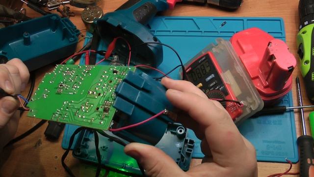Переделываю шуруповёрт на блок питания. Эксперимент!_0001 смотреть онлайн