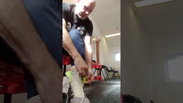 How to put on your boots.. смотреть онлайн