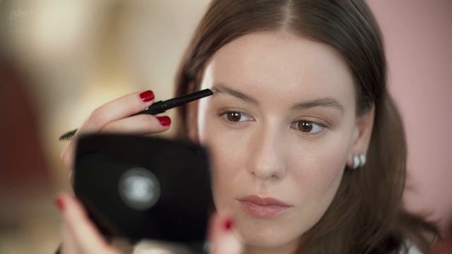 Ирина Старшенбаум показывает, как красить брови, в совместном проекте Buro 24/7 и Chanel смотреть онлайн