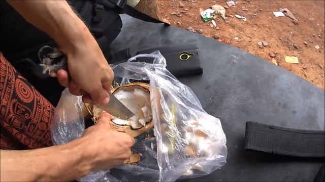 165.1 Как быстро достать мякоть кокоса из разбитого ореха, как правильно разделывать кокос)) смотреть онлайн