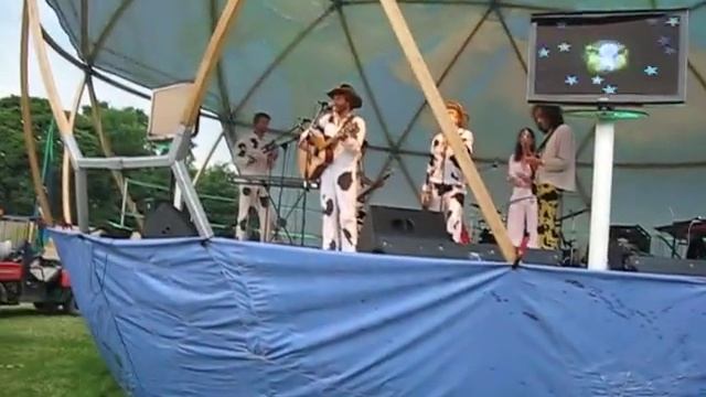 The Mad Cows open Glastonbury Festival 2009 at Backstage Pyramid Stage смотреть онлайн