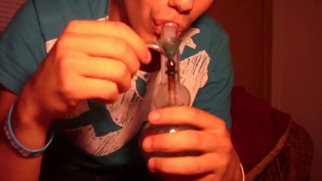 Quick Mini Bong Rip. Shoutout to KrazyKelly4. смотреть онлайн