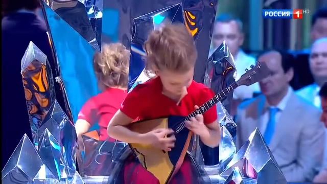 Анастасия Тюрина играет Паганини на балалайке так, что неистово аплодирует весь зал! Просто звезда! смотреть онлайн