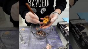Веселая лекция по разделке живого морского ежа в Мурманске. Икра морского ежа.