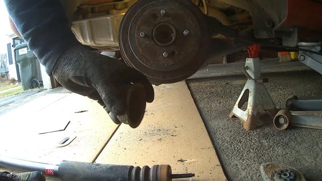 08 Kia Rio with a rear clunking noise. Shock replacement смотреть онлайн