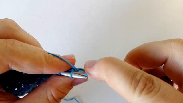 Вязание спицами. 2 петли из 1: 1 лицевая, 1 скрещенная лицевая. смотреть онлайн