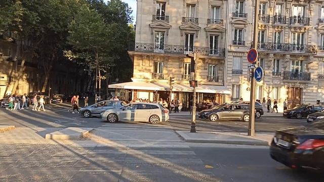 Прогулка у Эйфелевой башни смотреть онлайн