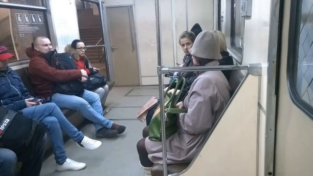Тетка в метро вызвала полицию потому что слушали музыку в наушниках смотреть онлайн