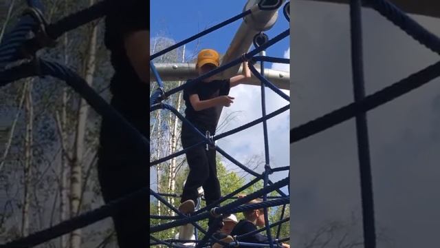 залез на канатную дорогу