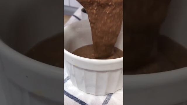 ГОТОВЫМ Обалденный шоколадный кекс в микроволновке ? смотреть онлайн