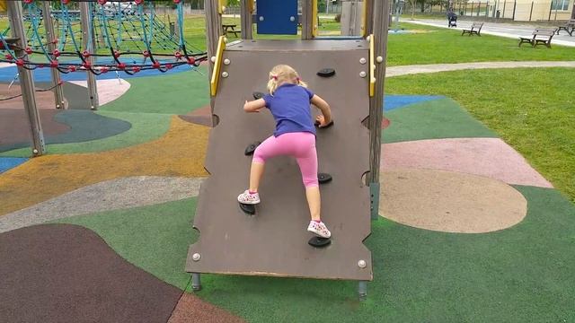 Валерия после колледжа играет на Детской Площадке Испания│Valeria Juega En El Parque Infantil