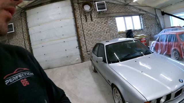 BMW 540i PIRMAIS APSKATS UN DEMONTĀŽA | BMW E34 540i PILNA RESTAURĀCIJA 1. EPIZODE смотреть онлайн
