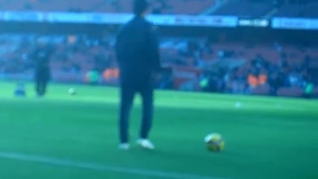 Carlos Vela crossing the ball to Almunia смотреть онлайн