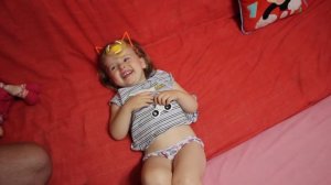 Чудо малышка и спиннеры. Трюки со спиннером от маленькой девочки