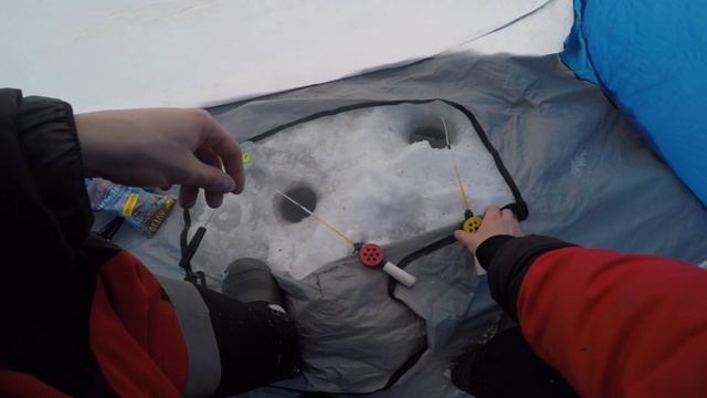 ПЕРВАЯ ЗИМНЯЯ РЫБАЛКА С ПАЛАТКОЙ на реке ТОМЬ.зима 20-21. смотреть онлайн