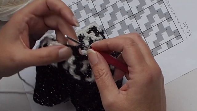 Crochet Mosaic Love Glitter Hats Black and White women and kid size, free pattern and mosaic chart смотреть онлайн