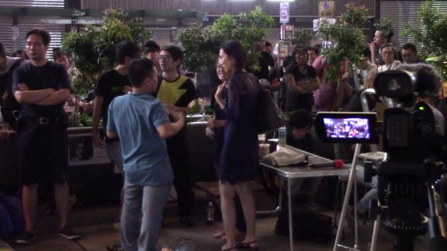 [Raw footage] 20141021 Umbrella Revolution - Bouquet presented to Yvonne Leung смотреть онлайн