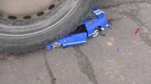 Интересные Эксперименты Машина давит Игрушки продукты Crushing Crunchy  & Soft Things by car!