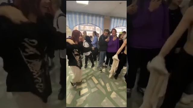 танцевальные батлы в школе. Артур отжигает))) смотреть онлайн