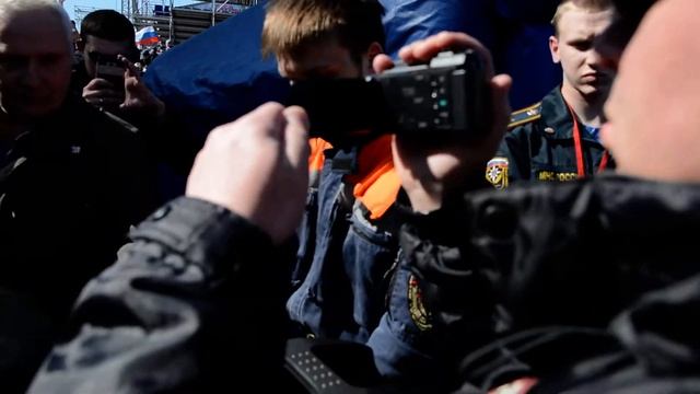 оранжевые береты МЧС решили всех заглушить музыкой... смотреть онлайн